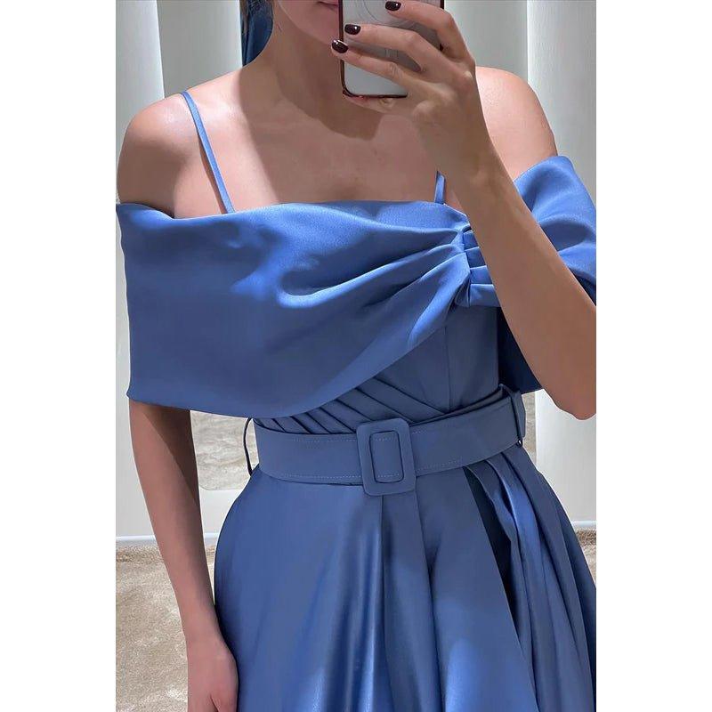 Vestido de fiesta formal de noche con corte en A, hombros descubiertos, cinturón de satén y abertura.