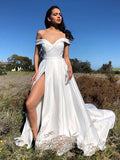 Vestidos largos de fiesta blancos de satén con hombros descubiertos y corte en A, con abertura alta.