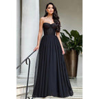 Vestido de fiesta de corte A, sin mangas, con hombros descubiertos y fruncido.