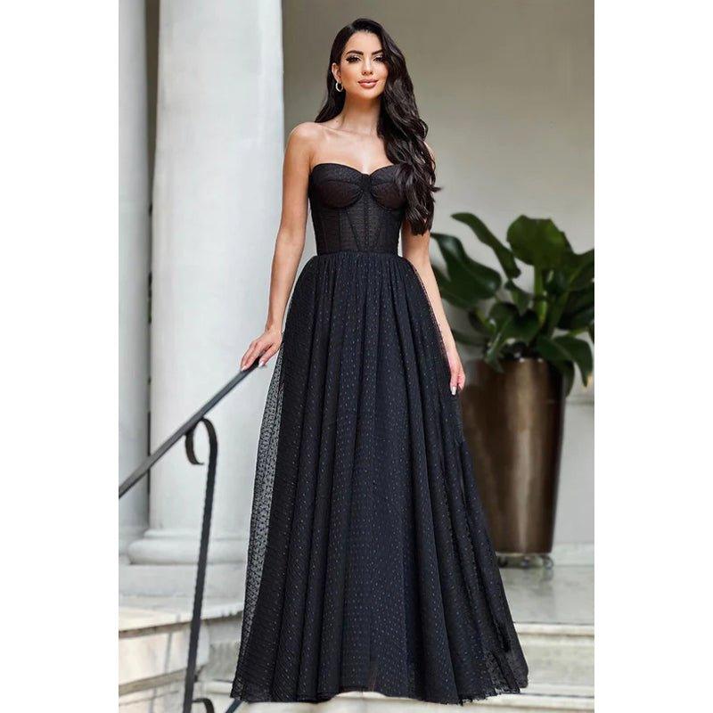 Vestido de fiesta de corte A, sin mangas, con hombros descubiertos y fruncido.