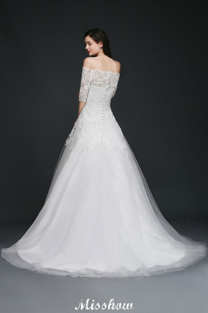 Vestidos de novia de tul con corte en A, hombros descubiertos, cola de corte y botones