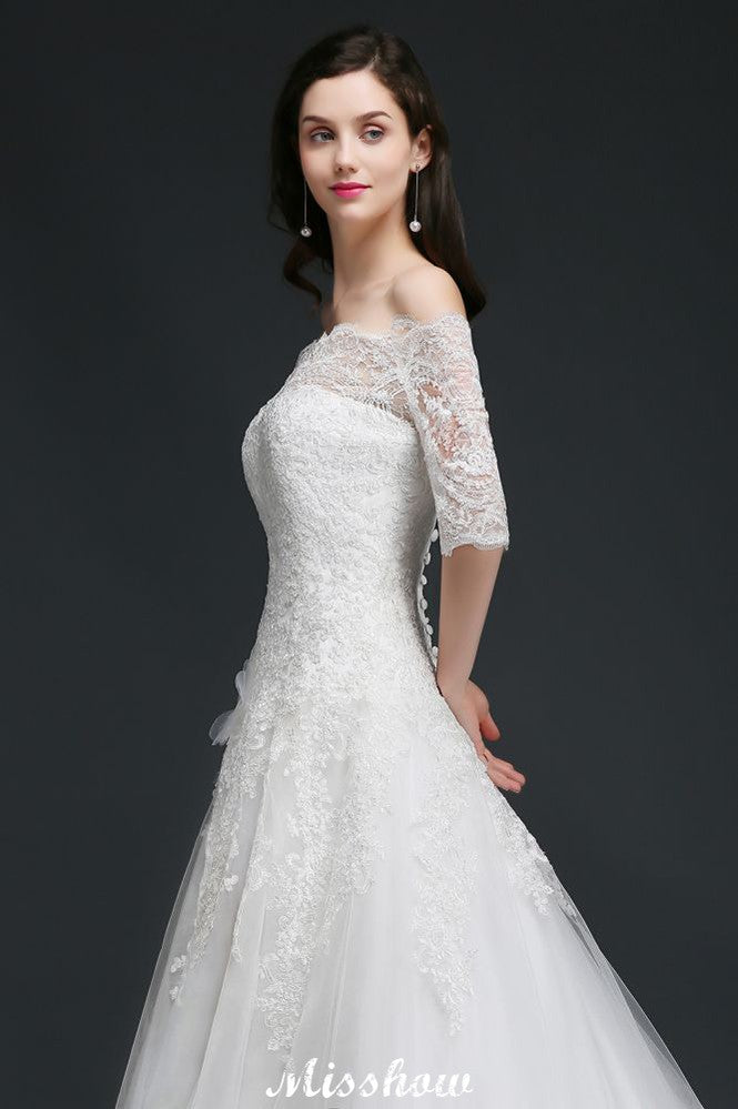 Vestidos de novia de tul con corte en A, hombros descubiertos, cola de corte y botones