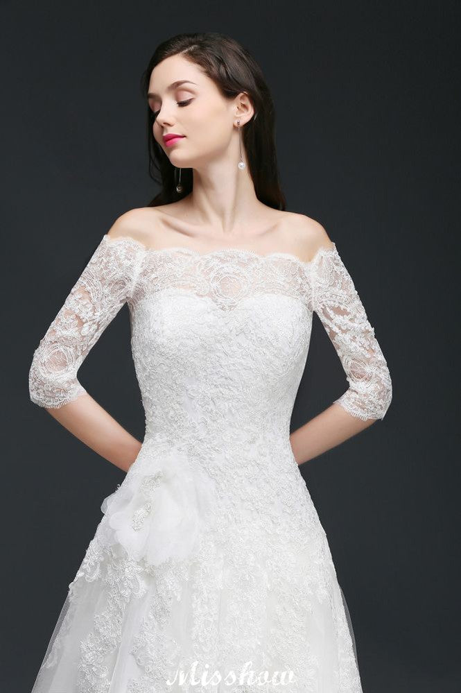Vestidos de novia de tul con corte en A, hombros descubiertos, cola de corte y botones