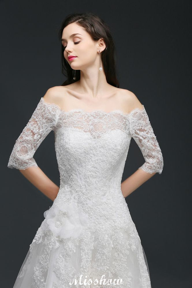Vestidos de novia de tul con corte en A, hombros descubiertos, cola de corte y botones