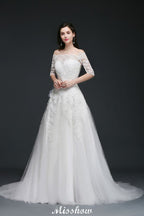 Vestidos de novia de tul con corte en A, hombros descubiertos, cola de corte y botones