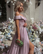 Robe de bal longue à paillettes, coupe trapèze, épaules dénudées et fente.