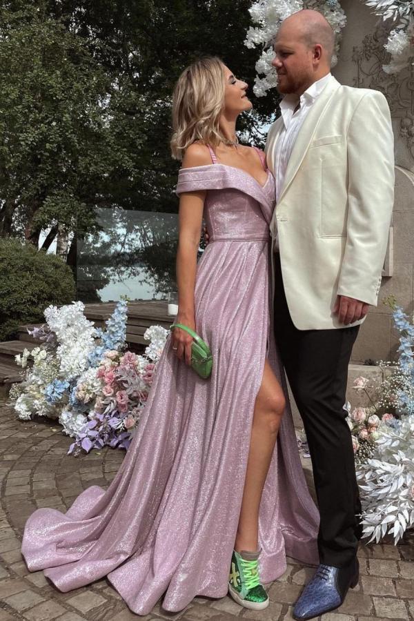 Robe de bal longue à paillettes, coupe trapèze, épaules dénudées et fente.