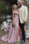 Robe de bal longue à paillettes, coupe trapèze, épaules dénudées et fente.