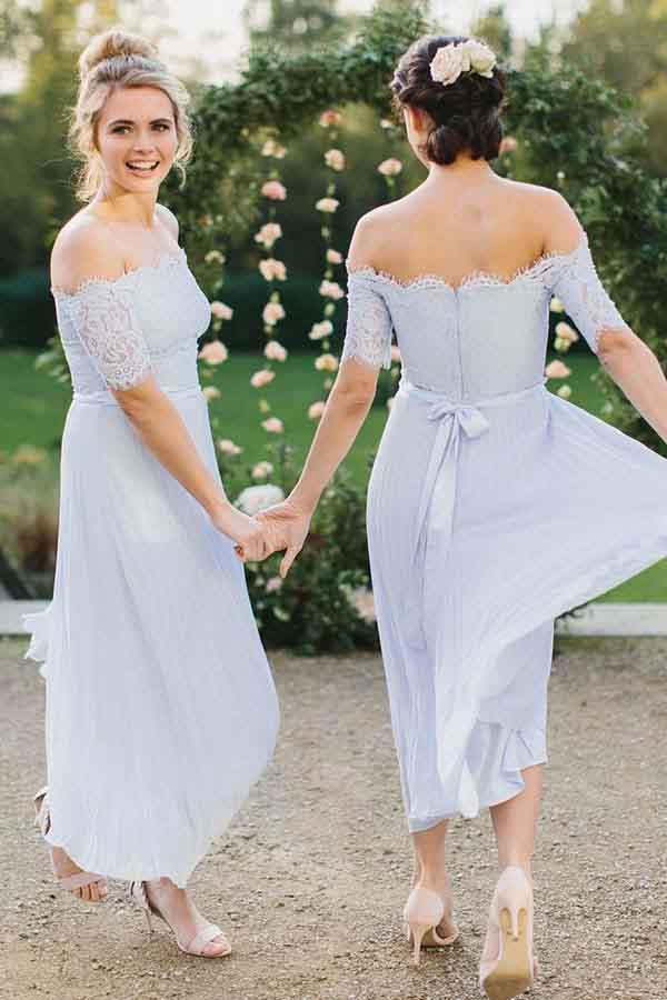 Vestido de dama de honor de gasa plisada azul claro con escote en A y hombros descubiertos con encaje BD056