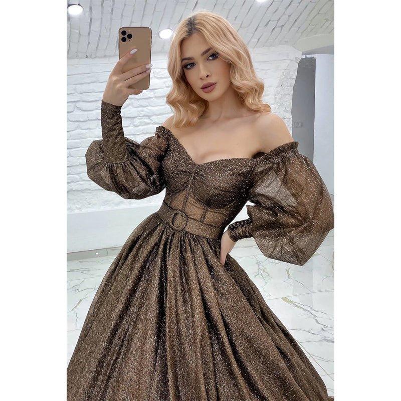 Vestido de fiesta de corte A, hombros descubiertos, manga larga y brillo 