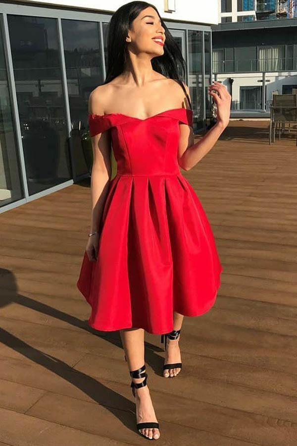 Vestido de fiesta rojo satinado plisado con escote en A y hombros descubiertos