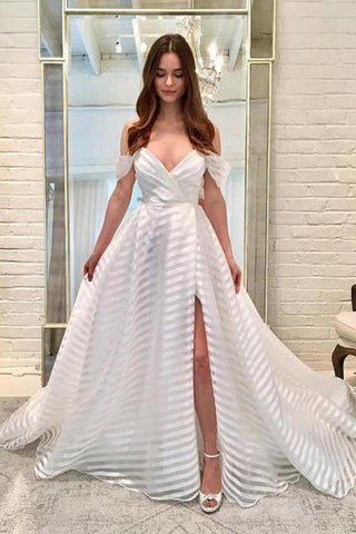 Vestido de novia blanco de corte línea A con hombros descubiertos, cola de barrido y abertura escalonada WD478