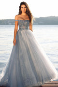 Robe de bal longue en tulle pailleté, coupe trapèze, épaules dénudées