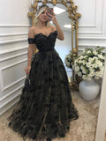 Vestidos largos de fiesta de tul negro con escote en A, hombros descubiertos y apliques de encaje.