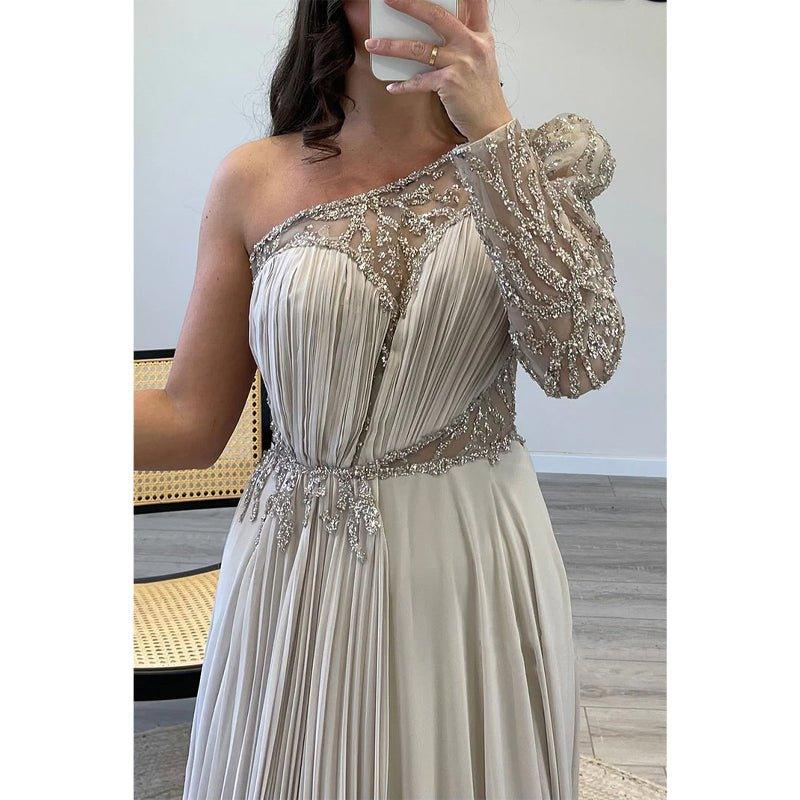 Vestido de noche formal de corte A, asimétrico, con un solo hombro, mangas largas con cuentas y cola. 