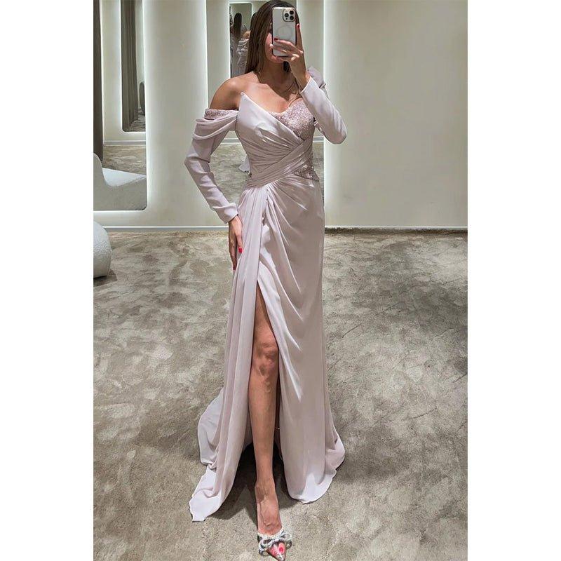 Vestido de noche formal de corte A, asimétrico, con mangas largas y cuentas. 