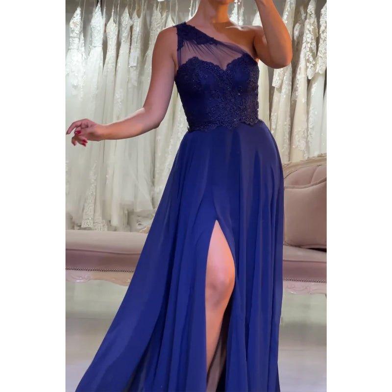 Vestido largo de fiesta azul de gasa con encaje, corte en A, un solo hombro y abertura. 