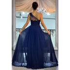 Vestido largo de fiesta azul de gasa con encaje, corte en A, un solo hombro y abertura. 