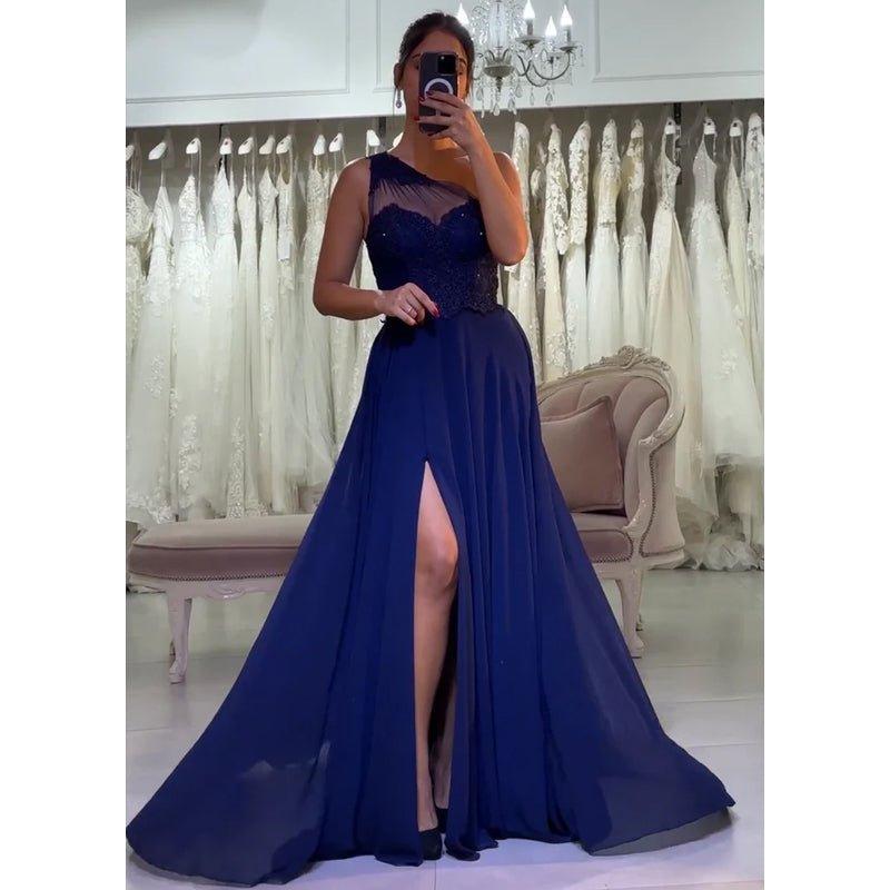 Vestido largo de fiesta azul de gasa con encaje, corte en A, un solo hombro y abertura. 