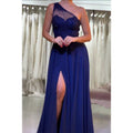 Vestido largo de fiesta azul de gasa con encaje, corte en A, un solo hombro y abertura. 