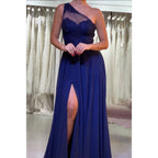 Vestido largo de fiesta azul de gasa con encaje, corte en A, un solo hombro y abertura. 