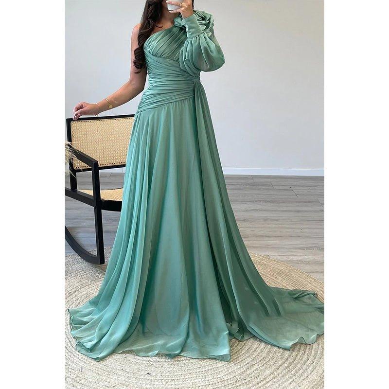 Vestido largo de fiesta de corte A, asimétrico, de gasa plisada, con un solo hombro y cola de barrido. 