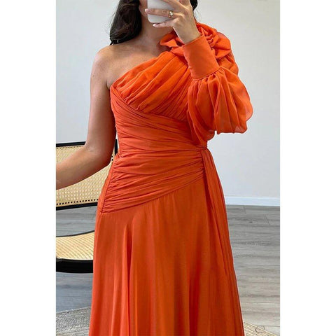 Vestido largo de fiesta de corte A, asimétrico, de gasa plisada, con un solo hombro y cola de barrido. 