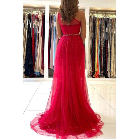 Vestido largo rojo de fiesta formal, corte línea A, un hombro descubierto, apliques de encaje y abertura. 