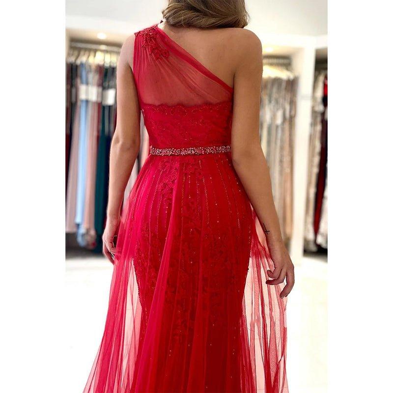 Vestido largo rojo de fiesta formal, corte línea A, un hombro descubierto, apliques de encaje y abertura. 