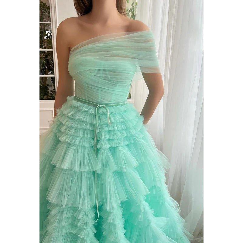 Vestido de graduación de corte A con un solo hombro, volantes de tul y cremallera