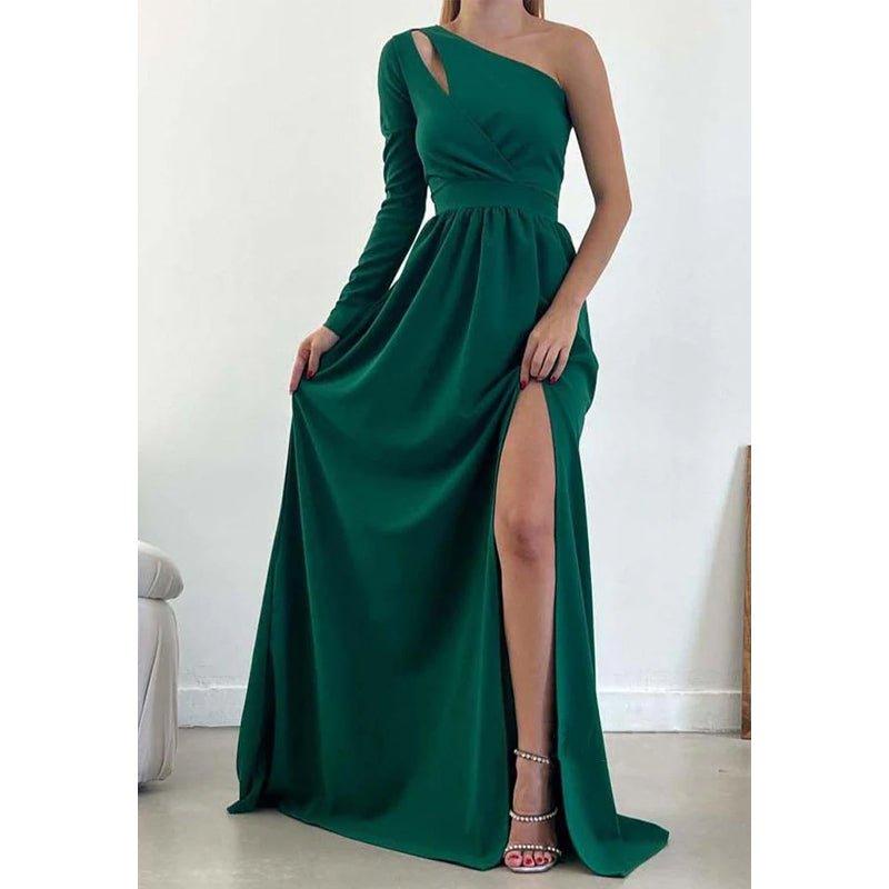 Vestido de fiesta de corte A, asimétrico, con un solo hombro, cintura alta, mangas largas, abertura y espalda descubierta. 