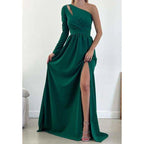 Vestido de fiesta de corte A, asimétrico, con un solo hombro, cintura alta, mangas largas, abertura y espalda descubierta. 
