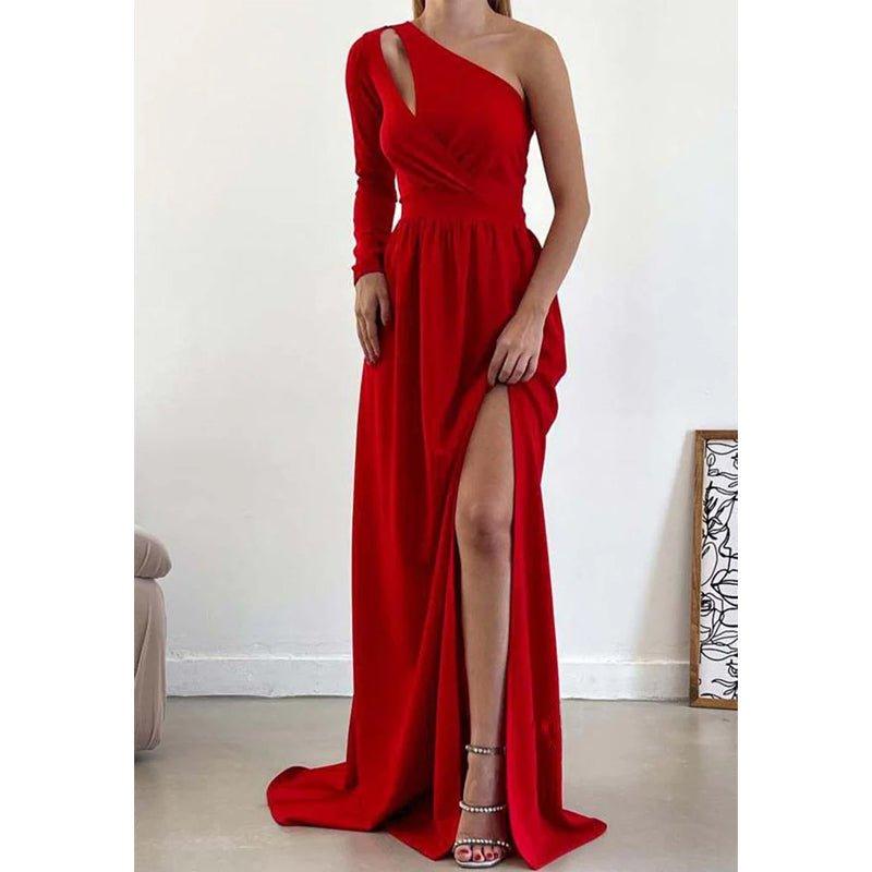Vestido de fiesta de corte A, asimétrico, con un solo hombro, cintura alta, mangas largas, abertura y espalda descubierta. 