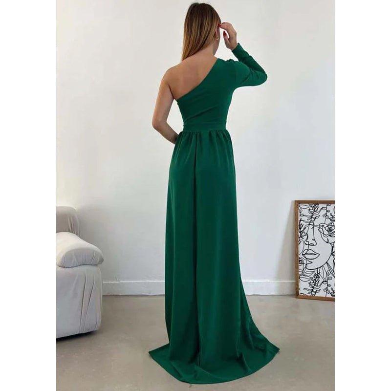Vestido de fiesta de corte A, asimétrico, con un solo hombro, cintura alta, mangas largas, abertura y espalda descubierta. 