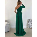 Vestido de fiesta de corte A, asimétrico, con un solo hombro, cintura alta, mangas largas, abertura y espalda descubierta. 