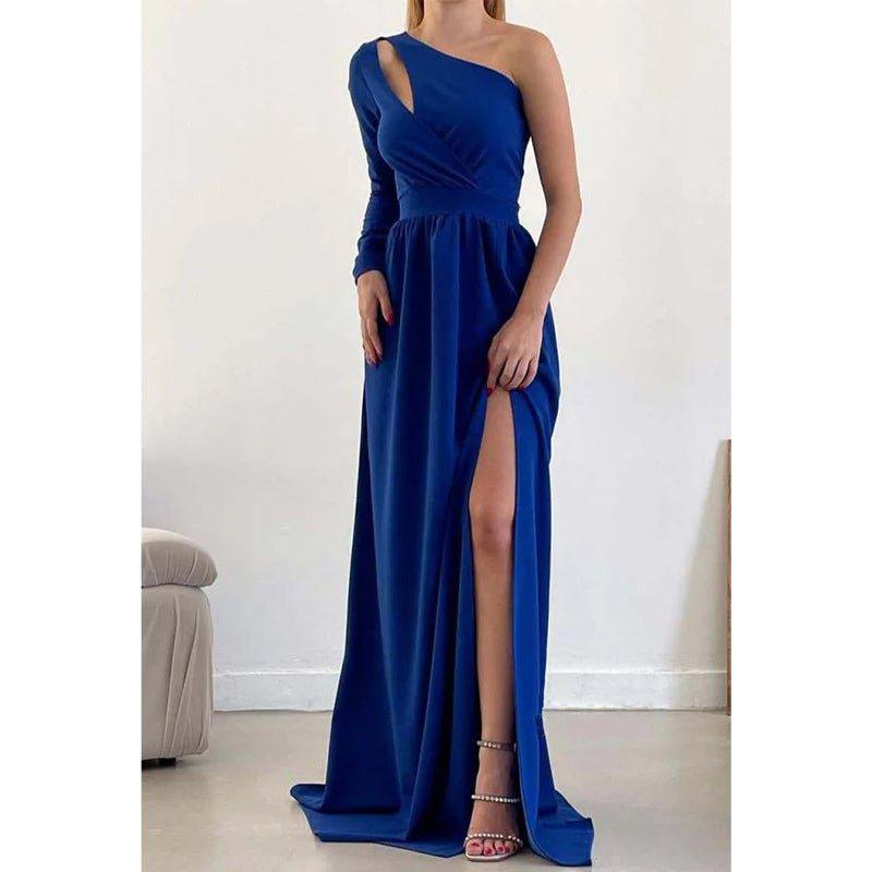Vestido de fiesta de corte A, asimétrico, con un solo hombro, cintura alta, mangas largas, abertura y espalda descubierta. 