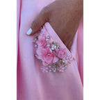 Vestido largo de fiesta rosa satinado de corte evasé con tirantes finos, escote redondo y bolsillos. 