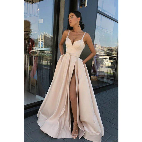 Vestido largo de fiesta rojo satinado de corte A, escote en V, abertura alta y bolsillos. 