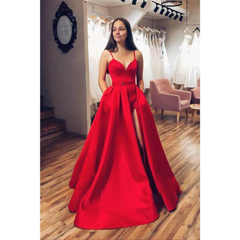 Vestido largo de fiesta rojo satinado de corte A, escote en V, abertura alta y bolsillos. 