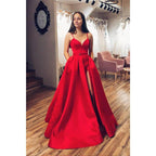 Vestido largo de fiesta rojo satinado de corte A, escote en V, abertura alta y bolsillos. 