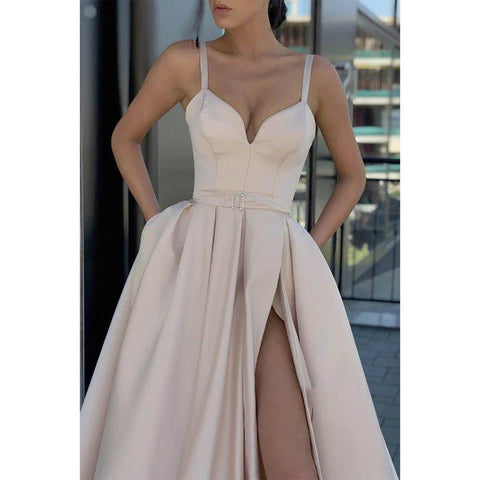 Vestido largo de fiesta rojo satinado de corte A, escote en V, abertura alta y bolsillos. 