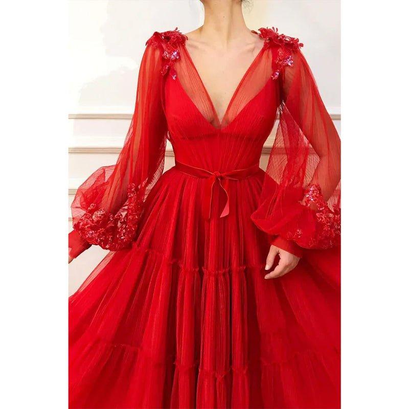 Vestido largo de noche formal, corte en A, de tul rojo, con escote en V y mangas largas. 