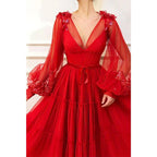 Vestido largo de noche formal, corte en A, de tul rojo, con escote en V y mangas largas. 
