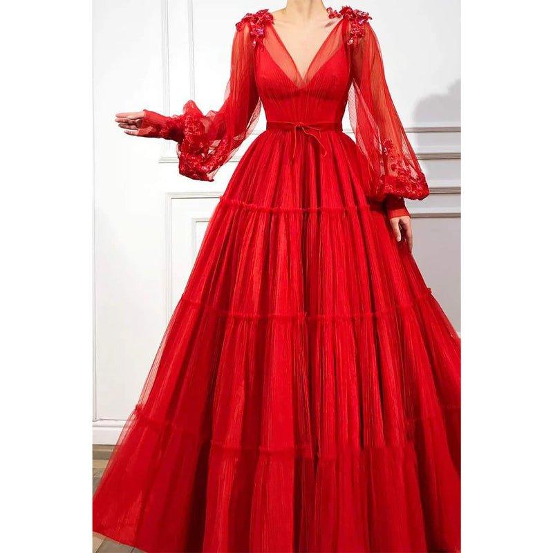 Vestido largo de noche formal, corte en A, de tul rojo, con escote en V y mangas largas. 