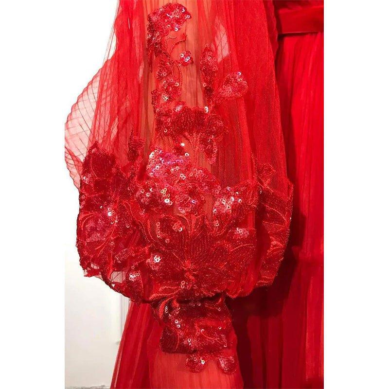 Vestido largo de noche formal, corte en A, de tul rojo, con escote en V y mangas largas. 