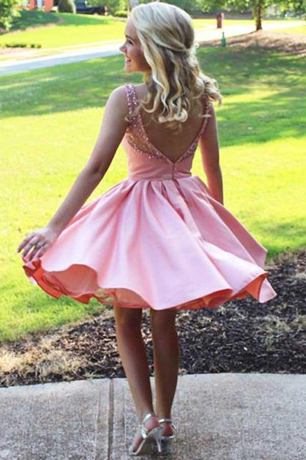 Vestido rosa satinado de corte evasé con cuello redondo, ideal para fiestas o bailes de bienvenida, con detalles de pedrería (PD079)