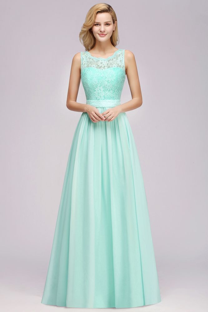 Vestido de dama de honor corte A con volantes, encaje festoneado, sin mangas y largo hasta el suelo.