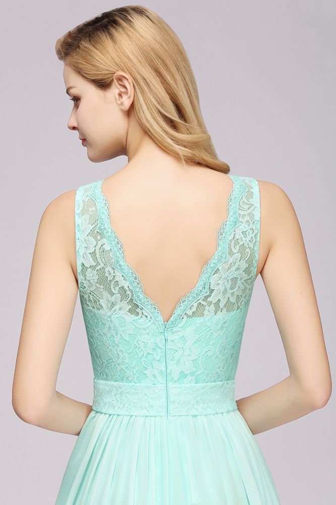 Vestido de dama de honor corte A con volantes, encaje festoneado, sin mangas y largo hasta el suelo.