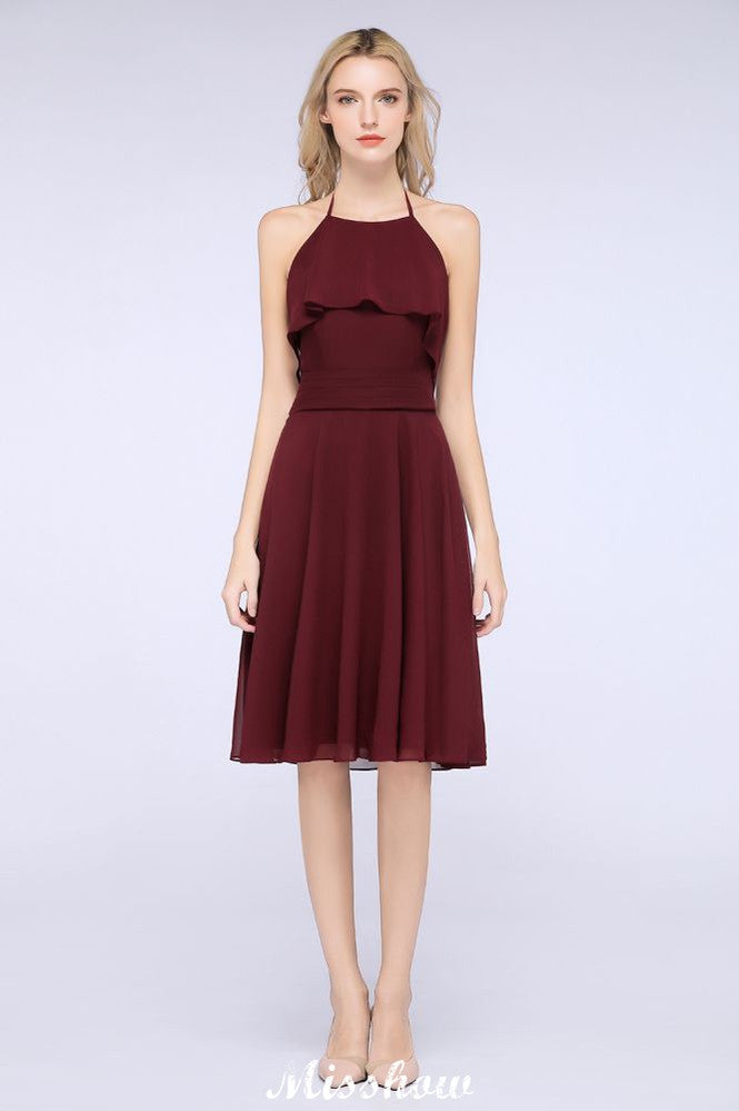 Vestido de fiesta sencillo de corte A, con volantes, de gasa y cuello halter hasta la rodilla.