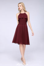 Vestido de fiesta sencillo de corte A, con volantes, de gasa y cuello halter hasta la rodilla.